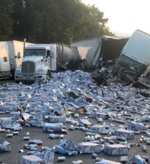 Florida, camion si ribalta in autostrada e perde il carico di birre in lattina - Video