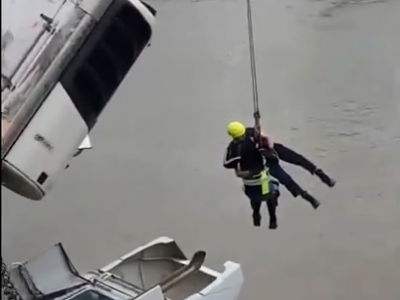 Un camion e due veicoli si scontrano su un ponte: veicolo e la donna come autista restano appesi nel vuoto a più di 20 metri di altezza