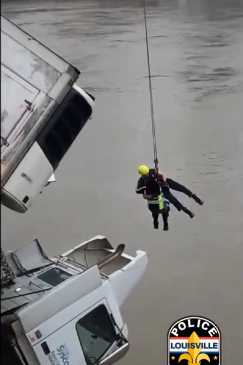 Un camion e due veicoli si scontrano su un ponte: veicolo e la donna come autista restano appesi nel vuoto a più di 20 metri di altezza