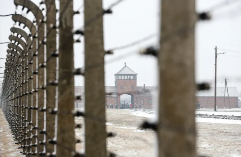 Graffiti antisemiti trovati nelle baracche del campo di sterminio nazista di Auschwitz-Birkenau.