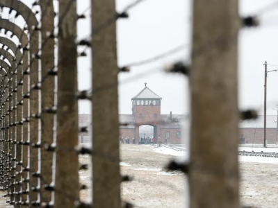 Graffiti antisemiti trovati nelle baracche del campo di sterminio nazista di Auschwitz-Birkenau. 