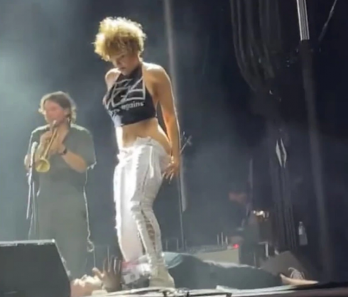 Il disgustoso atto della cantante Sophia Urista degli Brass Against durante lo spettacolo dal vivo. 
