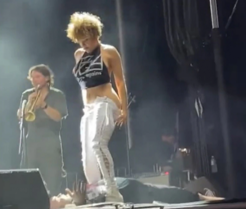 Il disgustoso atto della cantante Sophia Urista degli Brass Against durante lo spettacolo dal vivo.