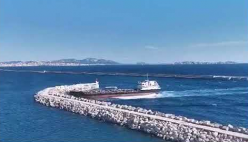 La petroliera va dritta contro la diga del porto di Marsiglia - Video