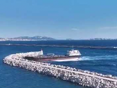 La petroliera va dritta contro la diga del porto di Marsiglia - Video