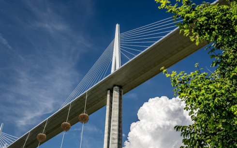 Vacanza da brivido.... un sito propone ai turisti l'affitto di capanne sotto il viadotto!