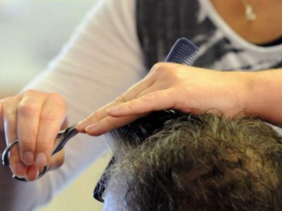 Non gradisce il taglio di capelli dal barbiere: va in polizia e lo denuncia per “lesioni personali”.