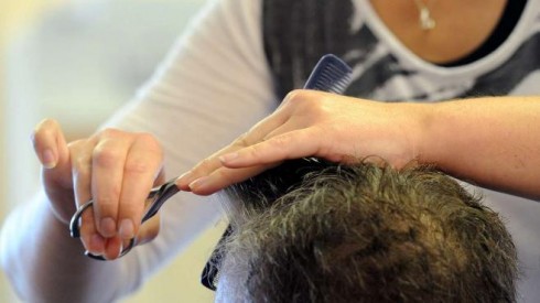 Non gradisce il taglio di capelli dal barbiere: va in polizia e lo denuncia per “lesioni personali”.
