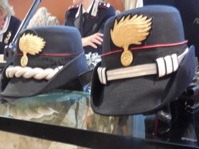 cappelli donne arma carabinieri