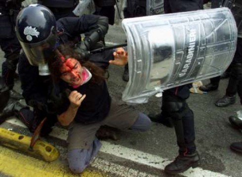 carabinieri che picchiano