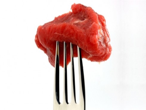 Ricercatori scoprono il legame biologico tra carne rossa e rischio di cancro.