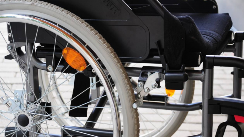 Alzati e cammina: un paraplegico riesce a camminare con un piccolo elettrodo