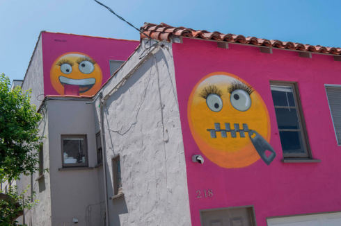 Denunciata dai suoi vicini, li ridicolizza dipingendo la facciata di casa