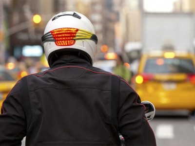 casco moto con luce di segnalazione