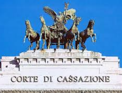 La Cassazione: rischia il carcere chi non dichiara la separazione dalla moglie per percepire un reddito di cittadinanza maggiore