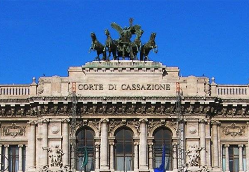Lavoro, il datore può controllare dal pc se il dipendente lavora o no.