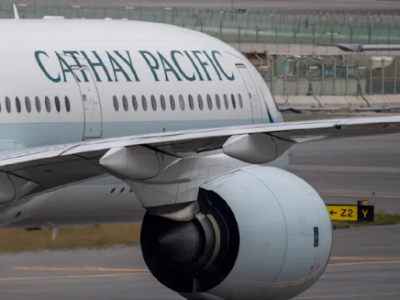 Il passeggero cerca di aprire la porta dell'aereo a migliaia di metri di altitudine