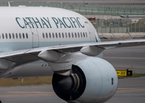 Il passeggero cerca di aprire la porta dell'aereo a migliaia di metri di altitudine