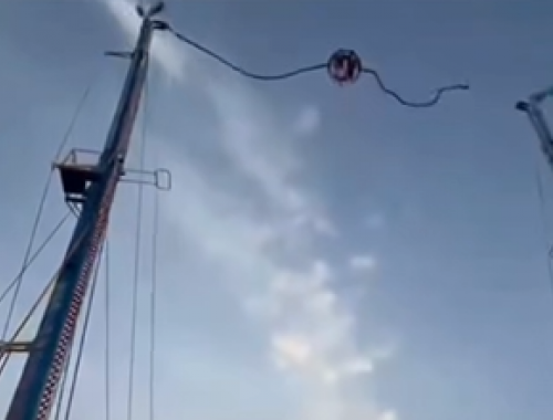 La capsula di una giostra a fionda si schianta dopo la rottura del cavo: diversi i feriti 