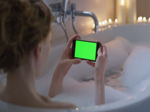 Usa il cellulare mentre fa il bagno: 45enne muore folgorata. 