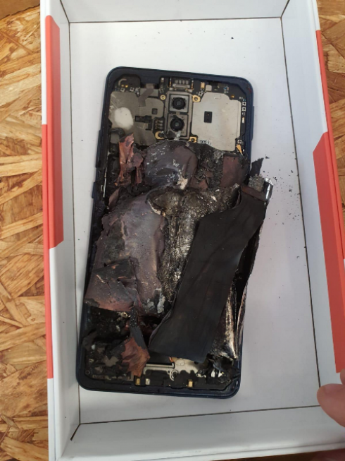 Una fiammata sopra al comodino, telefonino Huawei si incendia in casa, paura a Lecce.