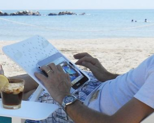 Sempre più bambini si perdono in spiaggia. La causa principale: genitori distratti da cellulari e smartphone