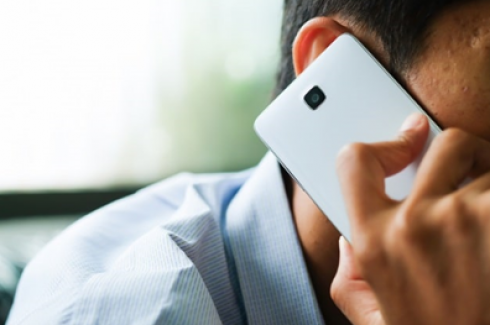 L'uso prolungato del telefono può causare tumori alla testa.