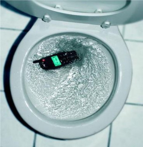 cellulare nel water cellulare nel water