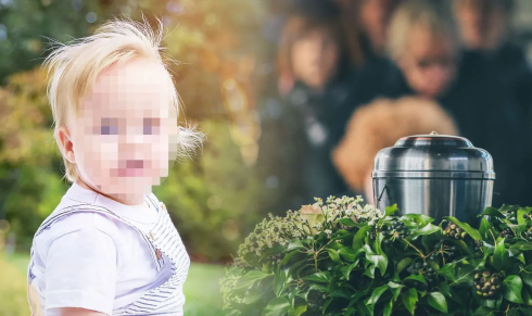 Bimbo di un anno mangia accidentalmente le ceneri del nonno dall’urna dove erano riposte