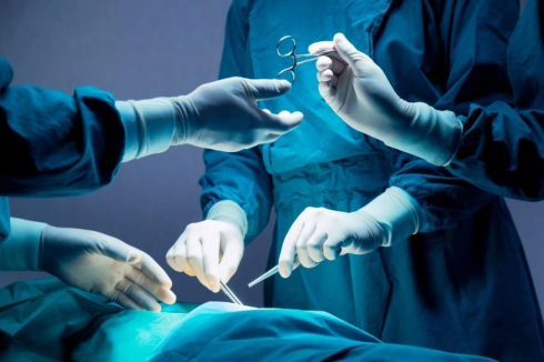 Un uomo muore dissanguato dopo che un chirurgo ha asportato l'organo sbagliato durante un'operazione