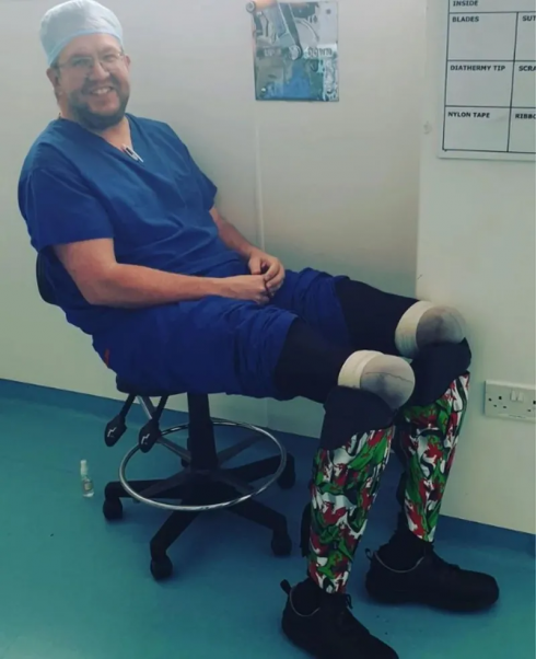 Chirurgo incarcerato dopo essersi amputato le gambe: i piedi erano un "extra indesiderato"