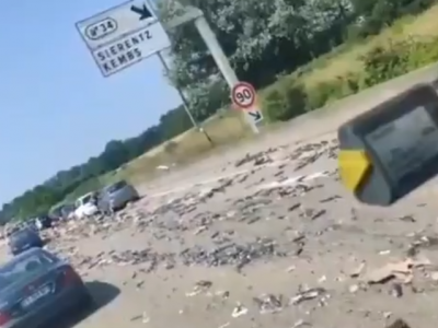 Gli automobilisti approfittano di un incidente per raccogliere cialde di caffè cadute in autostrada