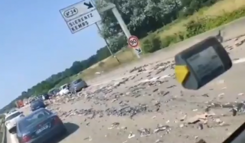 Gli automobilisti approfittano di un incidente per raccogliere cialde di caffè cadute in autostrada