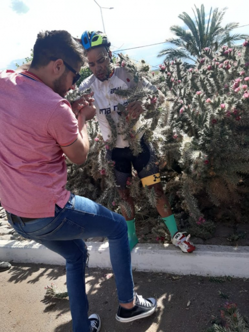 Cade con la bici e finisce in un campo di cactus e si rialza pieno di spine - Ecco l’esilarante video