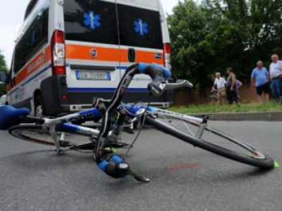 La Cassazione: cade in una buca con la bici in zona pedonale, il Comune condannato a risarcire