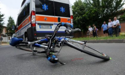La Cassazione: cade in una buca con la bici in zona pedonale, il Comune condannato a risarcire