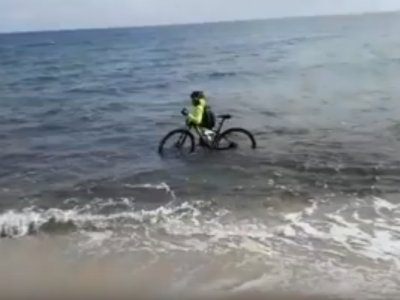 Covid-19, ciclista entra in mare con la sua bici per cercare di evitare il controllo - VIDEO