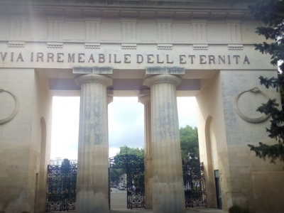 Scoppio bara al cimitero di Lecce, puzza impedisce visite a defunti