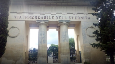 Scoppio bara al cimitero di Lecce, puzza impedisce visite a defunti