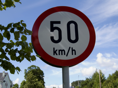 Attenti al navigatore: il GPS dà l'indicazione sbagliata del limite di 60 km/h e lui viene multato.