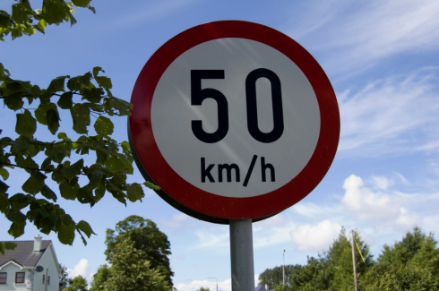 Attenti al navigatore: il GPS dà l'indicazione sbagliata del limite di 60 km/h e lui viene multato.
