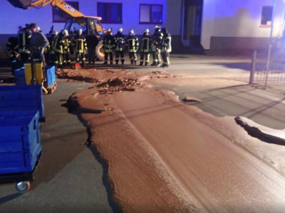 Germania, un dolce disastro: un silos trabocca e un fiume di cioccolata calda invade la strada