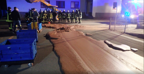 Germania, un dolce disastro: un silos trabocca e un fiume di cioccolata calda invade la strada