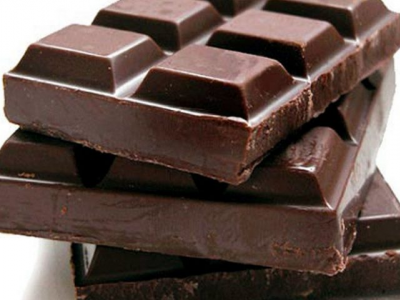 Frammento di metallo nelle barrette di cioccolato dai Paesi Bassi