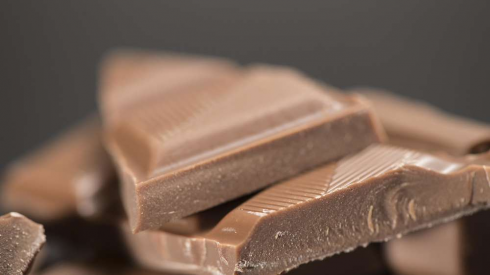 Cioccolato fondente e tè verde possono aiutarci contro il Coronavirus.