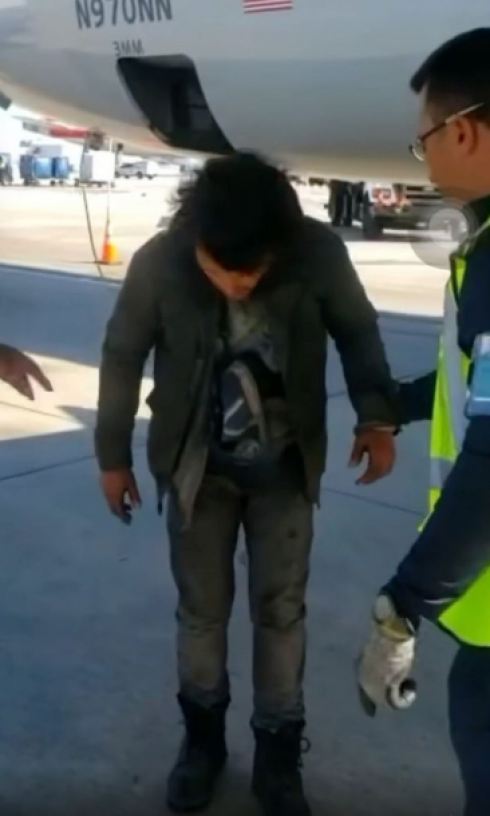 Viaggiatore clandestino guatemalteco di 26 anni sopravvive al volo nel carrello di un aereo dell'American Airlines verso Miami.