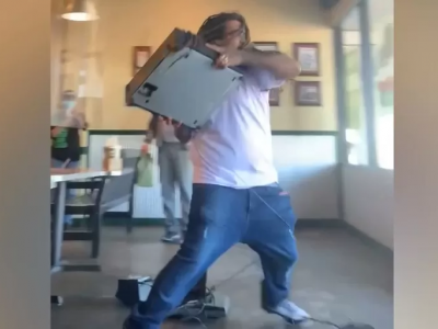 USA, cliente irritato lancia il registratore di cassa attraverso la finestra - VIDEO