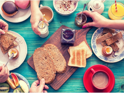 Fare colazione più tardi e cenare prima può aiutare a ridurre il grasso corporeo
