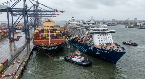 Germania, collisione nel porto di Bremerhaven: la nave da crociera "Mein Schiff 3" urta imbarcazioni cargo a causa del forte vento