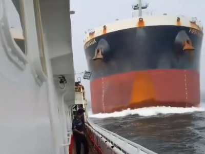 Spettacolare collisione in mare: nave mercantile da 82.000 tonnellate si scontra con un peschereccio